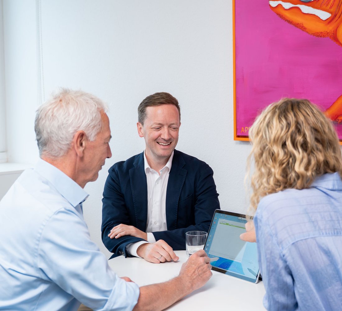 Team im Austausch bei MAURER · KOLLEGEN